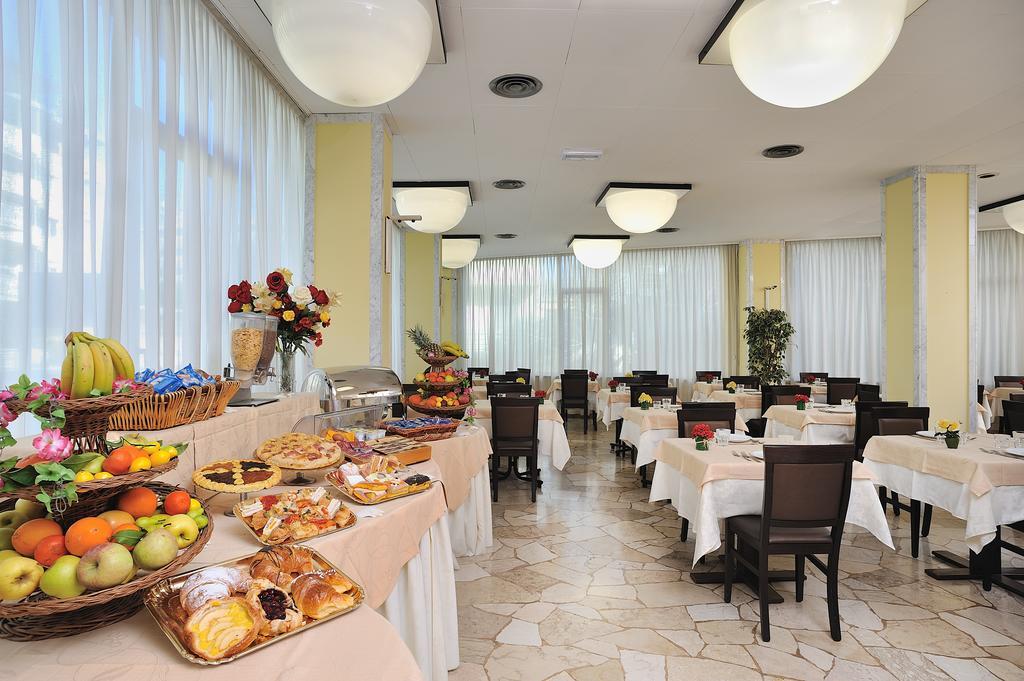 Hotel Tiberius Rimini Buitenkant foto