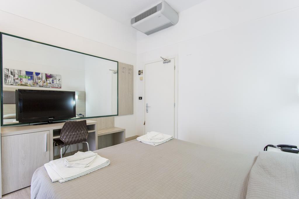 Hotel Tiberius Rimini Buitenkant foto