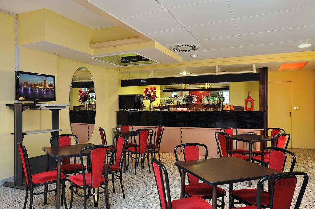 Hotel Tiberius Rimini Buitenkant foto