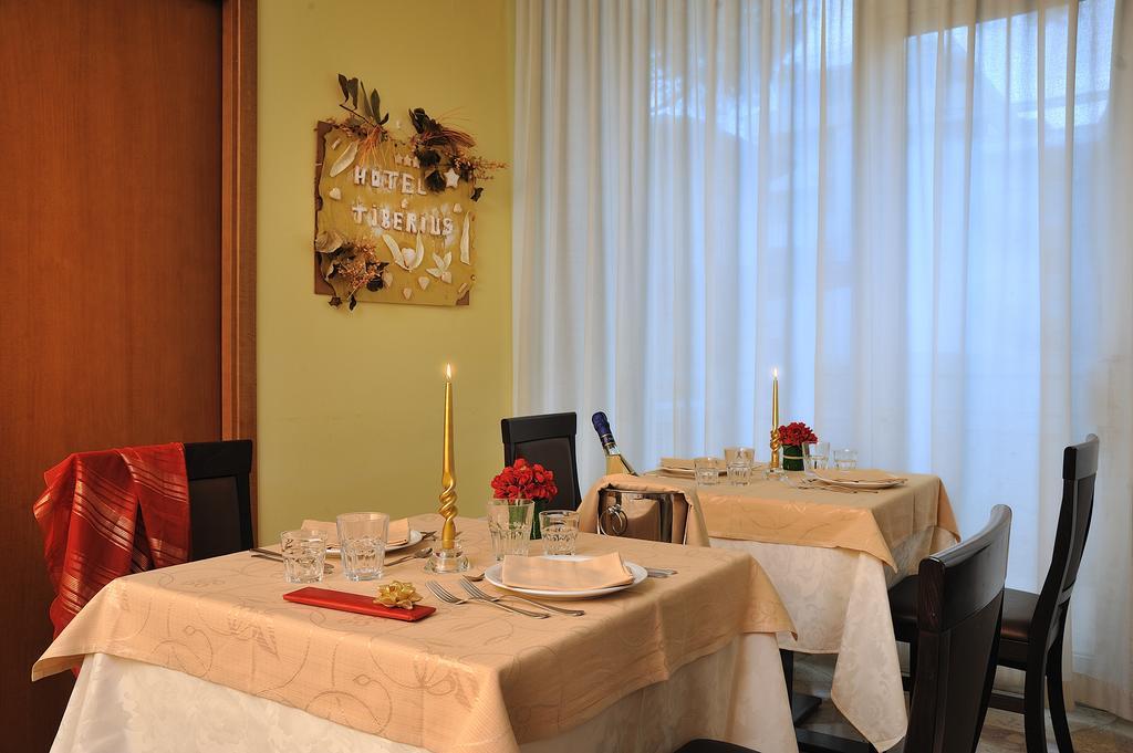 Hotel Tiberius Rimini Buitenkant foto