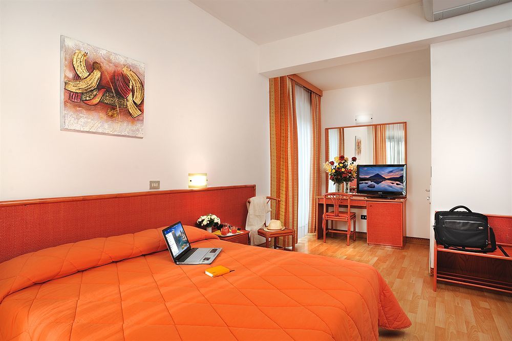 Hotel Tiberius Rimini Buitenkant foto