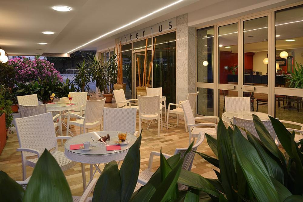 Hotel Tiberius Rimini Buitenkant foto