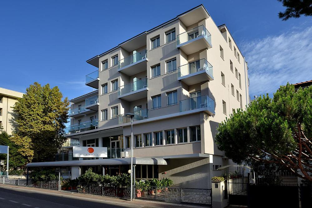 Hotel Tiberius Rimini Buitenkant foto